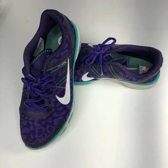 Nike woman’s running/walking shoes.  Size 6. - Picture 4 of 8